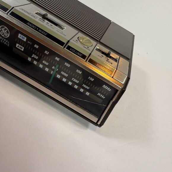 General Electric Model 7-4646A AM/FM Digital Alarm Clock Radio Woodgrain Finish - Picture 10 of 10